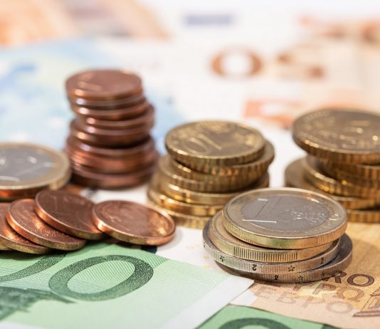 Új szabályok születnek az unió határán áthaladó készpénzmozgásra Money background. Euro money banknotes and coins. European union economy concept