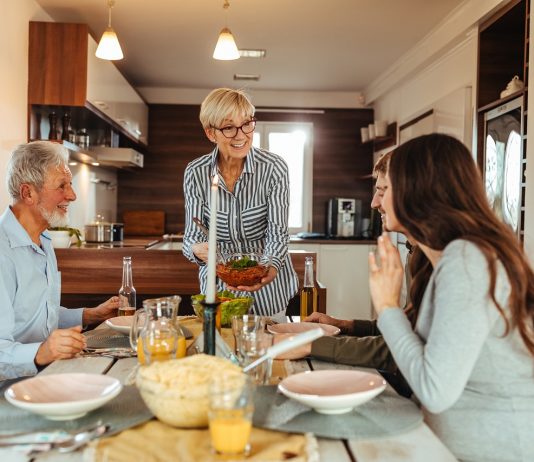 A munka az munka, még ha láthatatlan is Lunch time with family at home