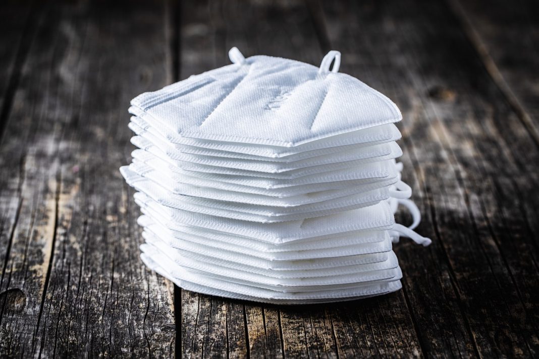 A járvány okozta válság fellendíti az innovációkat és technológiákat KN95 face mask. FFP2 mask as covid-19 protection. Coronavirus mask