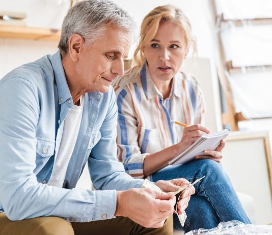 Felmérés: A magyarok fejenként 600 ezer forintot tartanak a párnacihában serious elderly couple counting money and taking notes during relocation