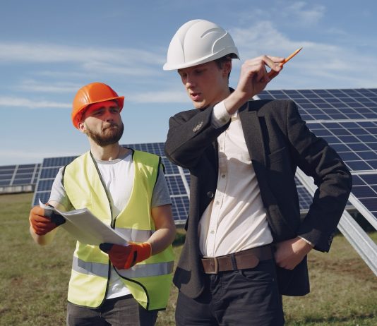 400 ezer minőségi munkahelyet teremthet az európai napelemipar Foreman and businessman at solar energy station.