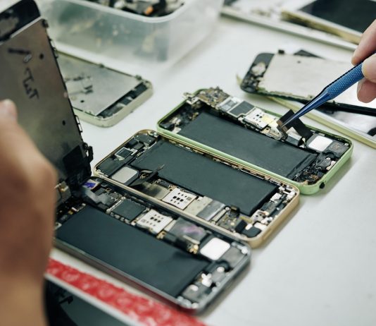 Megszünteti az LG az okostelefonok gyártását Repairman fixing smartphones