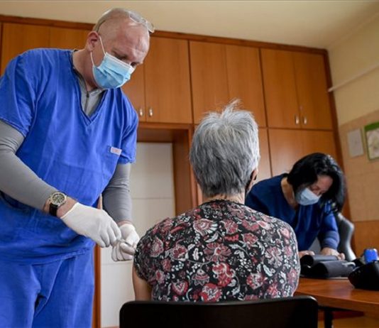 Internetes időpontfoglalást is kipróbál a kormány az oltásoknál oltás