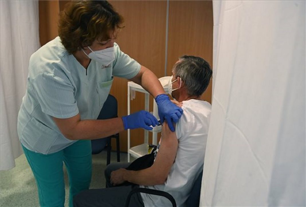 Az oltási regisztráció eltörlését javasolják ellenzéki pártok és a főpolgármester oltás