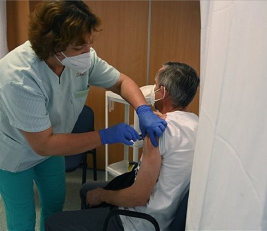 Az oltási regisztráció eltörlését javasolják ellenzéki pártok és a főpolgármester oltás