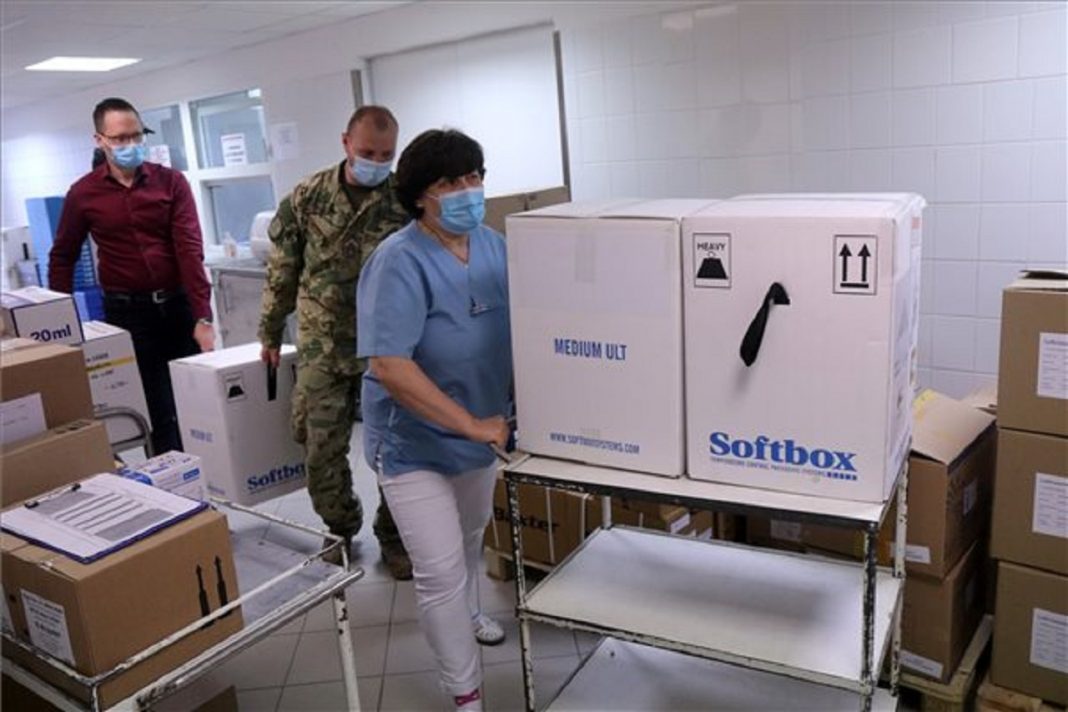 SMS-ben hívják a hétvégén a pedagógusokat oltásra oltóanyag