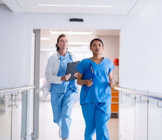 Pszichológusoktól kaphatnak ingyenes segítséget a magyar egészségügyi dolgozók Nurse and doctor running