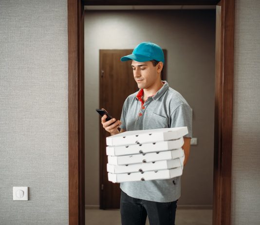 Átalakulóban a platformmunka Pizza delivery boy calls to customer