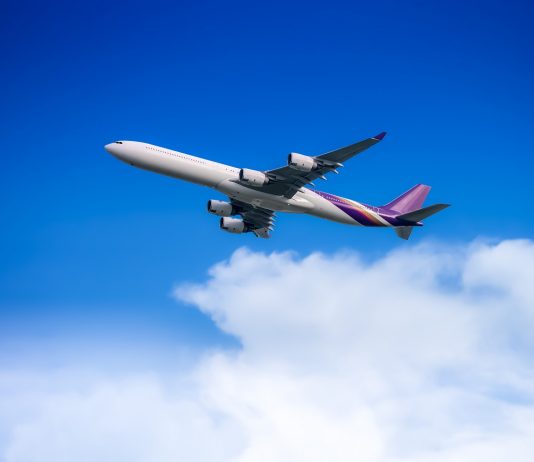 Június második felében kezdhetjük el használni a digitális zöld igazolást Passenger airplane flying in the sky