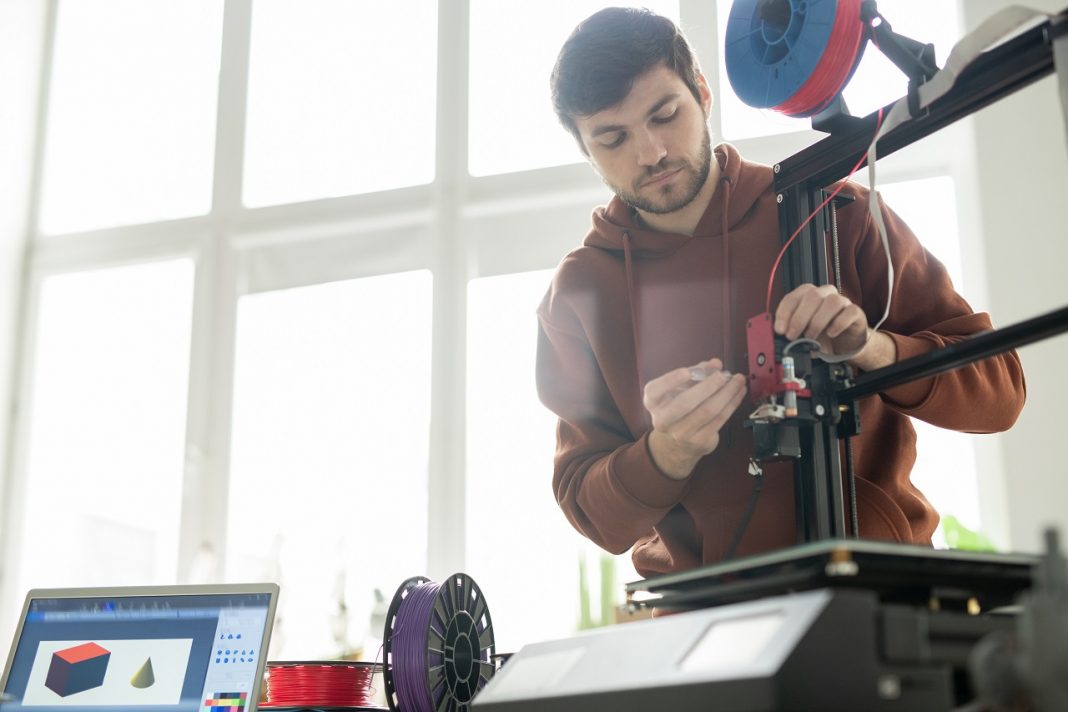 A megújult szakképzésben nőttek a bérek, és ösztöndíjjal is motiválnak Young technician repairing or changing printhead while fixing its details