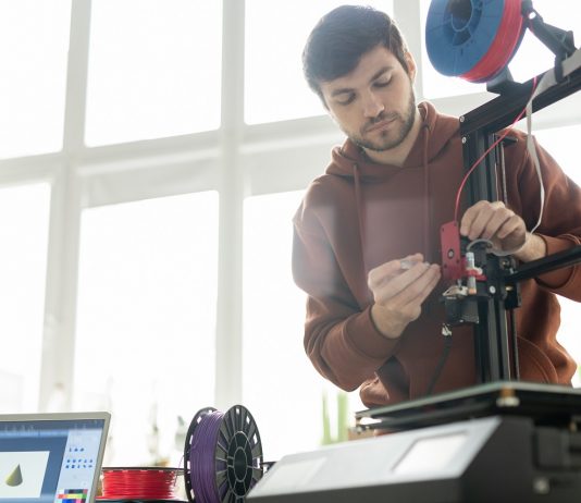 A megújult szakképzésben nőttek a bérek, és ösztöndíjjal is motiválnak Young technician repairing or changing printhead while fixing its details