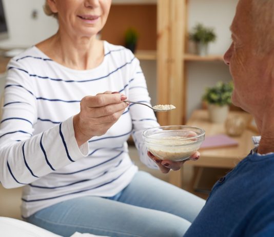 Az LMP továbbra is a szociális dolgozók bérkiegészítését követeli Feeding Elderly Patient