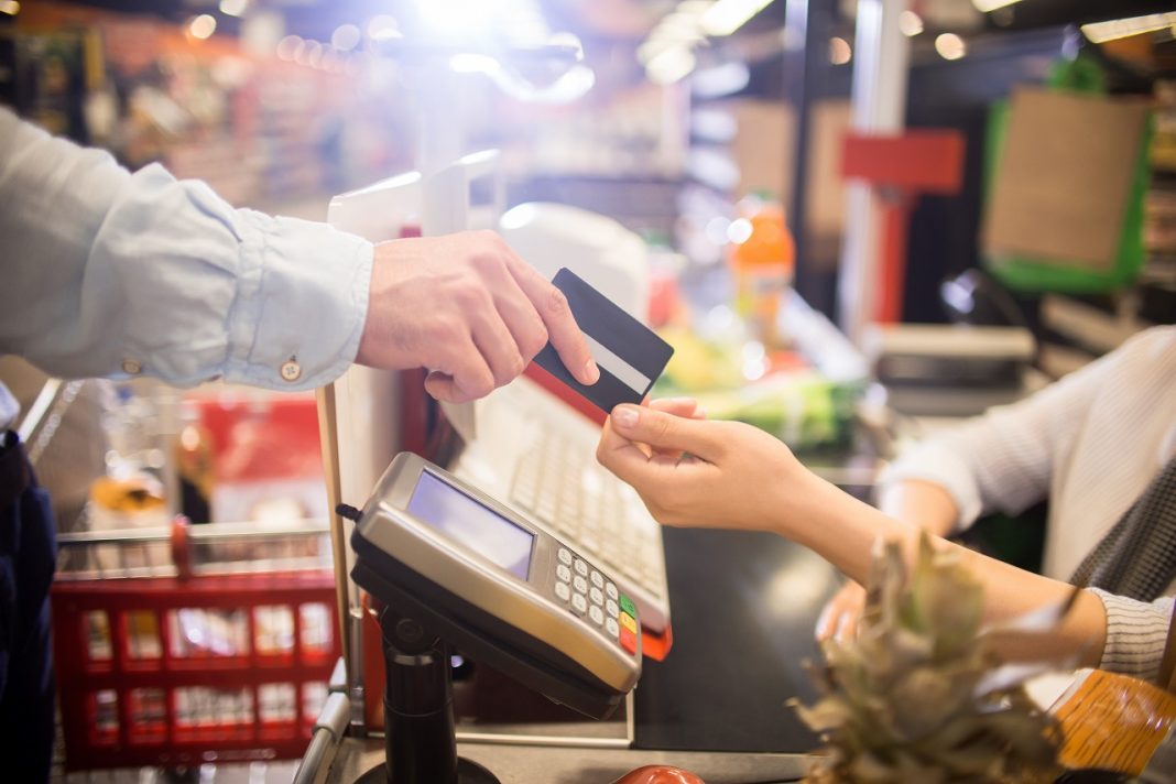 Mától átjárhatóak a Szép-kártya alszámlái Man Paying with Credit Card in Supermarket