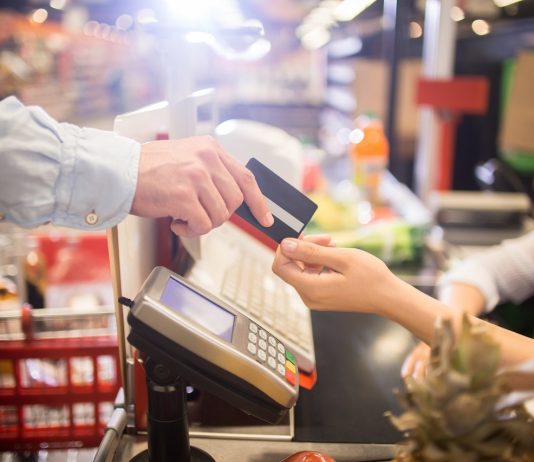 Mától átjárhatóak a Szép-kártya alszámlái Man Paying with Credit Card in Supermarket