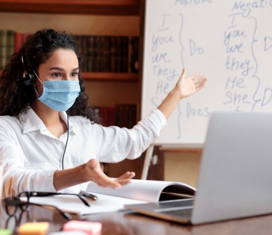A pedagógusok 87 százaléka nem szeretne visszatérni a jelenléti oktatáshoz hétfőn – akár munkamegtagadással is élnének Teacher in mask having video conference chat with students