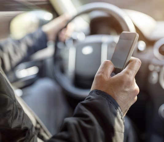 Holland sajtó: lehallgathatta a Huawei az egyik legnagyobb holland távközlési vállalat ügyfeleit Texting while driving using cell phone in car