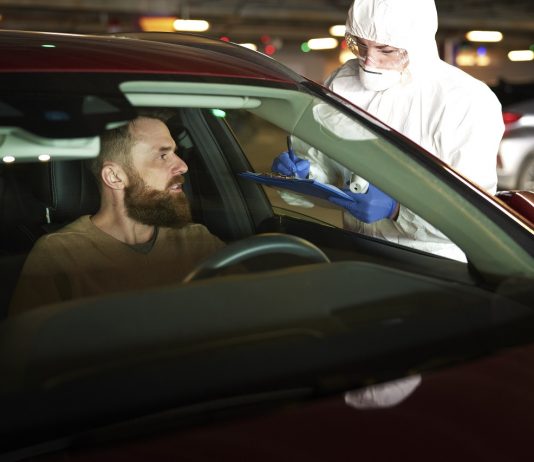 Olcsóbb lehet a koronavírusteszt Horvátországból hazatérve Driver during coronavirus drive-thru PCR test procedure