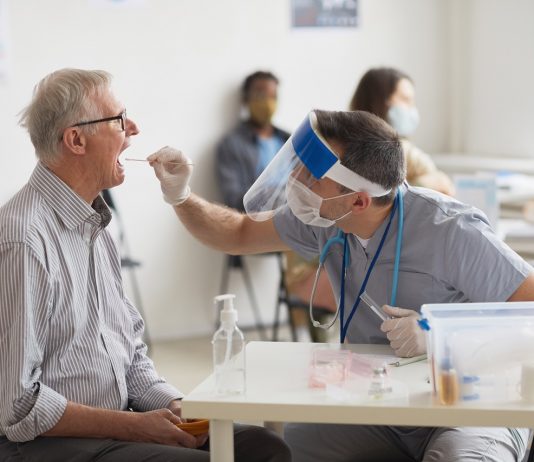 Szakszervezeti szövetség: legyen ingyenes a tesztelés a magyar állampolgároknak! Senior Man taking Covid Test
