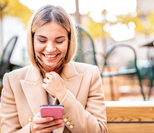 Burgenland: hétfőn megszűnik a lockdown Happy millenial woman smiling over open face mask after lockdown
