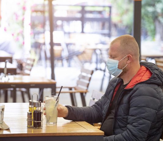 Vendéglátók szövetsége: a vendéglátóhelyek készülnek a teraszok nyitására Man in restaurant during coronavirus pandemic.