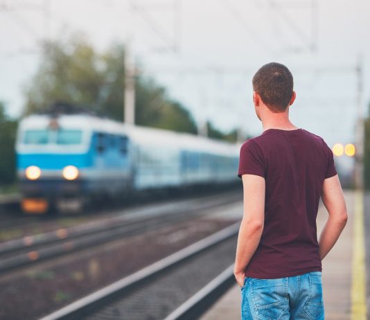 Vasárnaptól újításokat vezet be a MÁV a menetrendben Man traveling by train