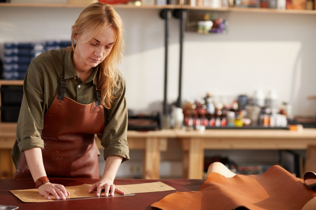 Kezdő, vidéki vállalkozó nőket keresnek – a legjobb ötleteket pénzzel is támogatják Woman in Leather Shop