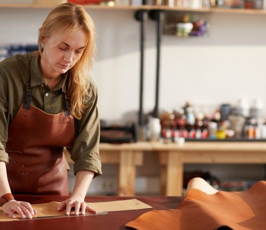 Kezdő, vidéki vállalkozó nőket keresnek – a legjobb ötleteket pénzzel is támogatják Woman in Leather Shop