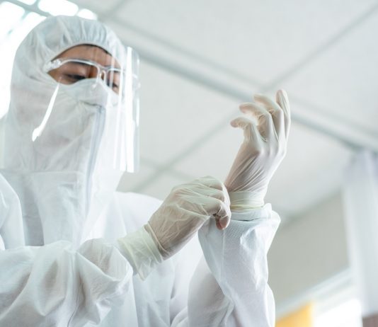 4,5 milliárd forintnyi védőruhát kap az egészségügy – 50 magyar varrodát is bevonnak védőruha