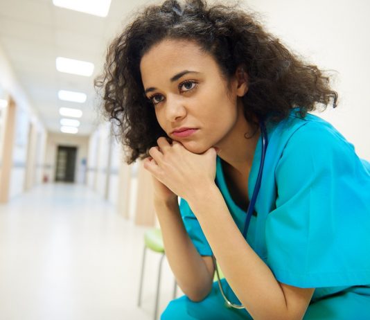 A francia kormány októbertől ismét megemeli az ápolók fizetését Close up of upset female nurse