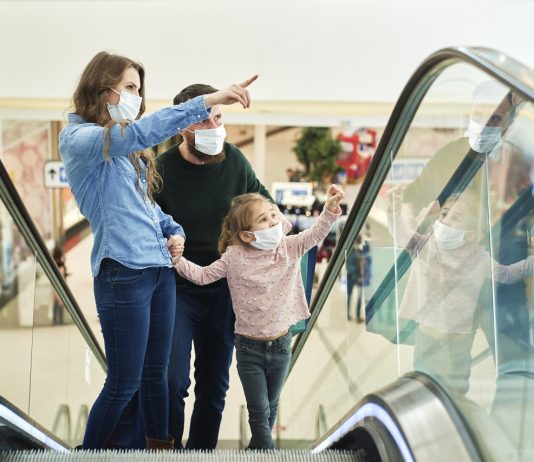Az üzletek döntő többsége kinyitott, bár a munkaerő megszervezése egyes helyeken nehéz volt Family shopping at the mall during a pandemic