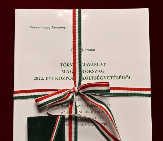 Benyújtotta a 2022-es költségvetési törvényjavaslatot a pénzügyminiszter: Varga Mihály szerint a tervezet a gazdaság újraindításáról szól