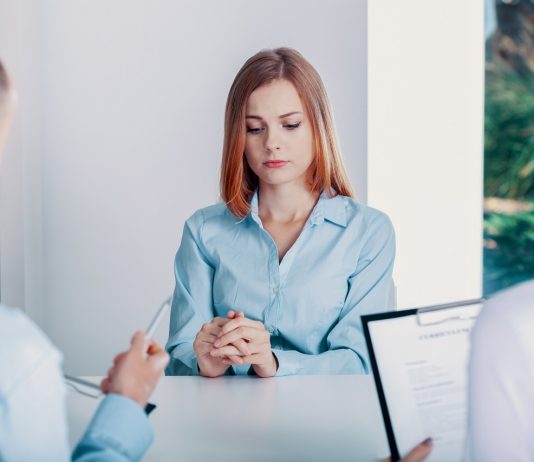 Az állásinterjú rettegett befejezése: „Kérem, ne meséljen többet magáról! Talán legközelebb!” Nervous young apprentice during a job interview in a corporation