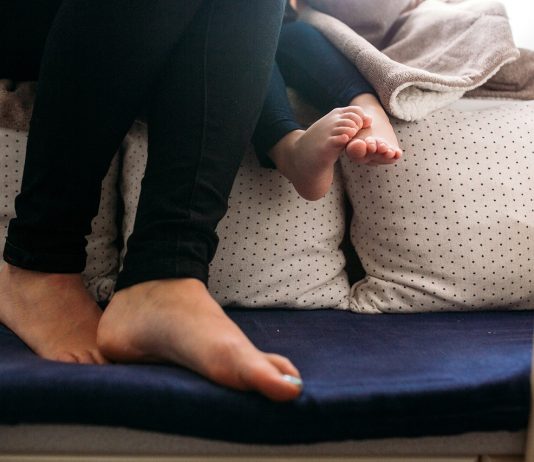 Anyaminták The legs of a little girl and mom