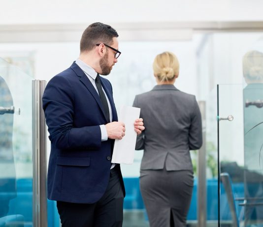 Segít-e a munkahelyi szabályzat a (szexuális) zaklatással szemben? Attractive female