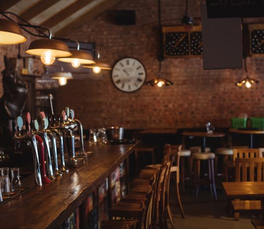 Ne felejtse el – májusra még járnak az adómentességek és a bértámogatások! Bar counter at pub