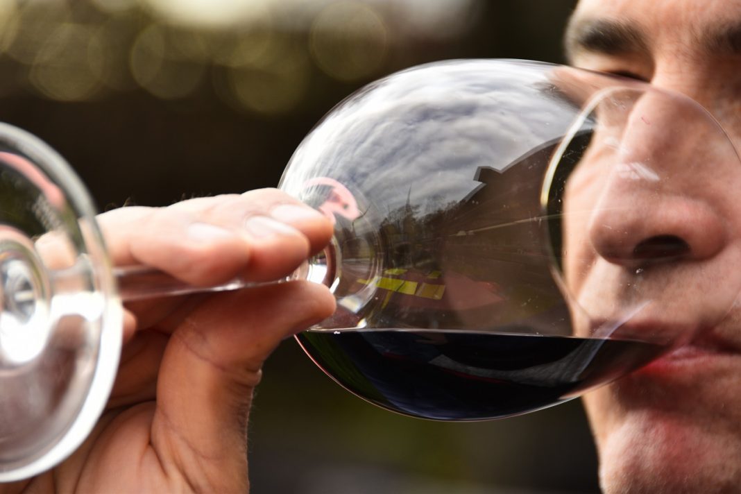 Online bemutató valódi kóstolóval – magyar borászatok mutatkoztak be külföldön borkóstoló