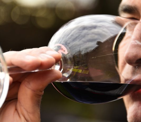 Online bemutató valódi kóstolóval – magyar borászatok mutatkoztak be külföldön borkóstoló