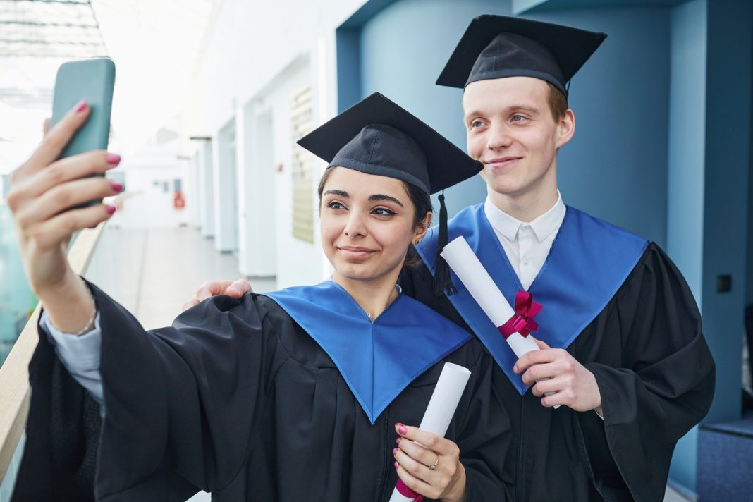 Elvárás-e a mai világban, hogy mindannyian diplomás emberek legyünk? Students taking selfie at graduation ceremony