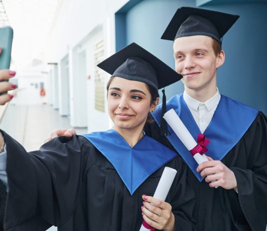 Elvárás-e a mai világban, hogy mindannyian diplomás emberek legyünk? Students taking selfie at graduation ceremony