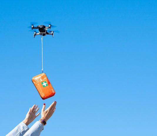 Irodaépületek lehetnek a drónok leszállópályái woman receiving the first aid kit with coronavirus medication fr