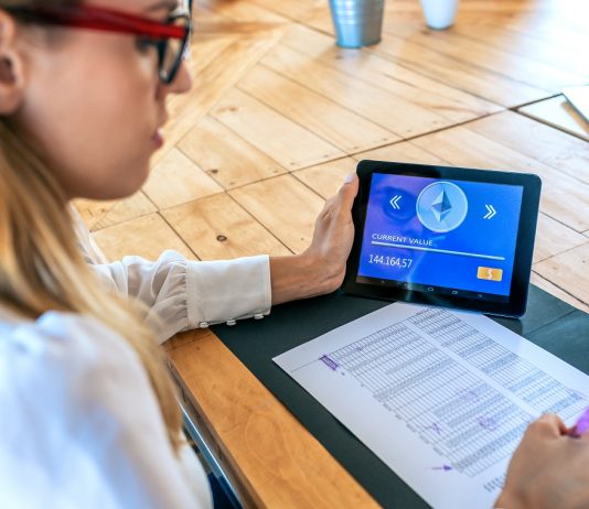 Rekordmagasra tört az Ethereum kriptovaluta ára Businesswoman with tablet with ethereum information working