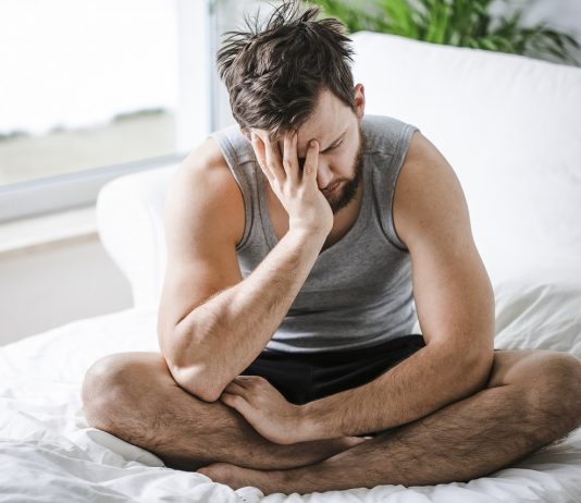 A biológia elvárásai mások, mint a modern társadalmaké Tired young man