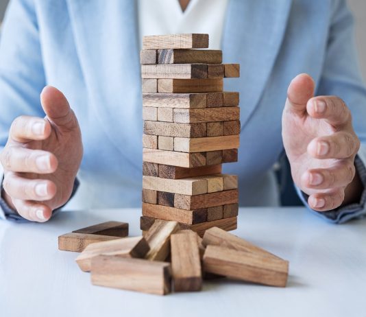 A koronaválság csak később nyújtja be a számlát Alternative Risk and Strategy in business, Business woman's hand