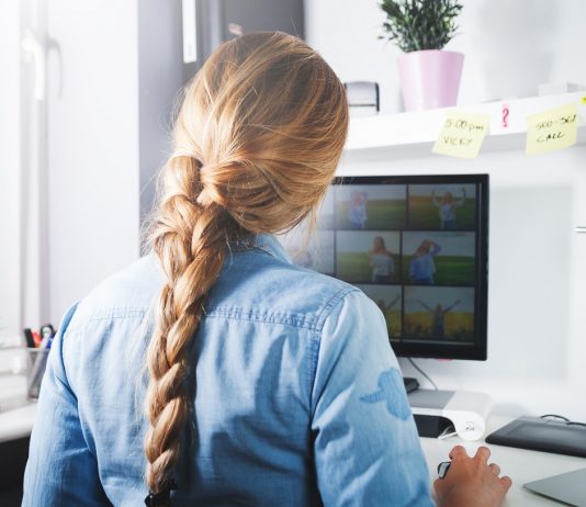 Pillantás a karanténba – munka a Covid alatt Woman working at home office desk