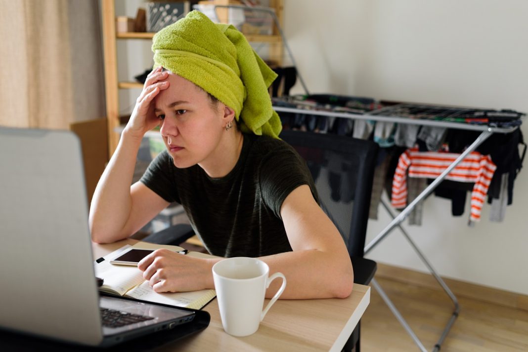 Kimerülő szervezet ellen nincs orvosság – állj le a hajcsárszemlélettel! Woman working from home. Thinking, tired