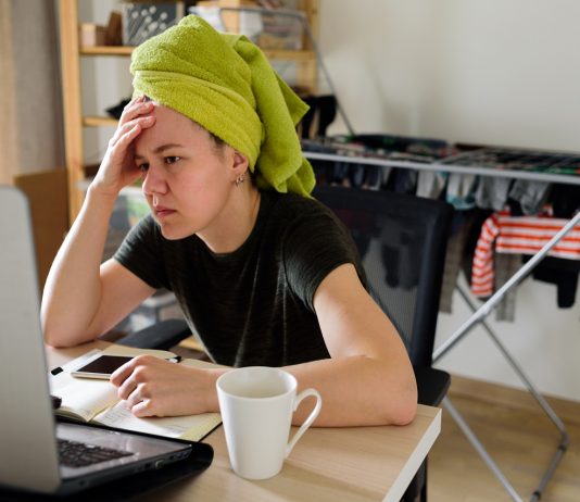 Kimerülő szervezet ellen nincs orvosság – állj le a hajcsárszemlélettel! Woman working from home. Thinking, tired