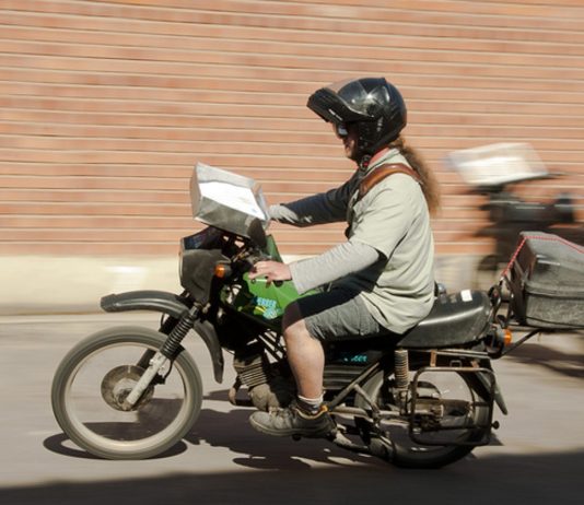 Közbeszerzést írt ki a Magyar Posta – motoros védőruhákat vásárolnak motoros védőruha