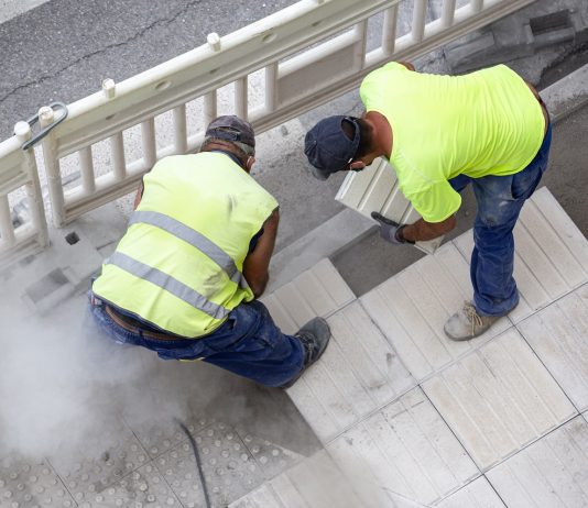 Elítéltek egy műszaki ellenőrt Debrecenben Construction workers repairing a sidewalk. Maintenance concept