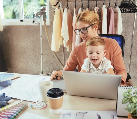 SzuperMamik, szuper skillek: visszatérés a munka világába Fashion designer with kid working