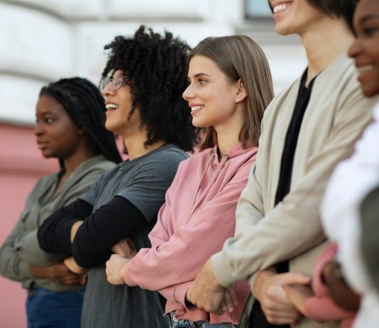 A női lét lehetőségei és kihívásai a munkaerőpiacon International group of cheerful students holding hands